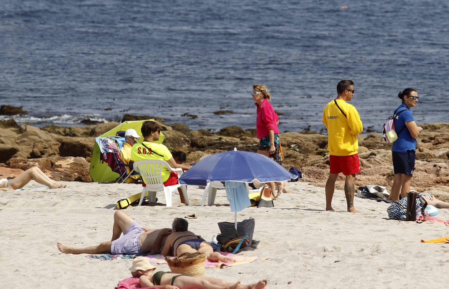 Los socorristas auxilian a dos septuagenarios en la playa de Riazor