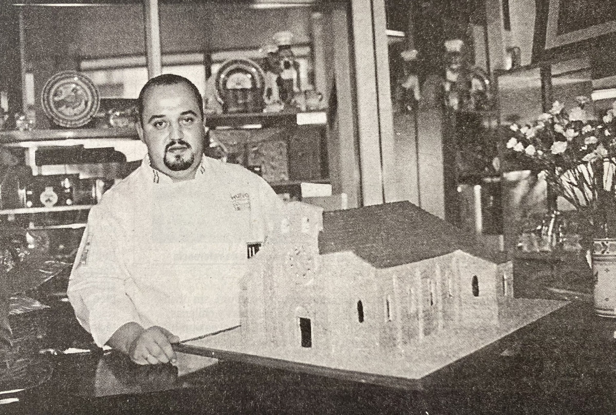 El pastelero Jose Antonio Blanco Pereira junto a una maqueta en azucar de Santa Maru00eda de Cambre