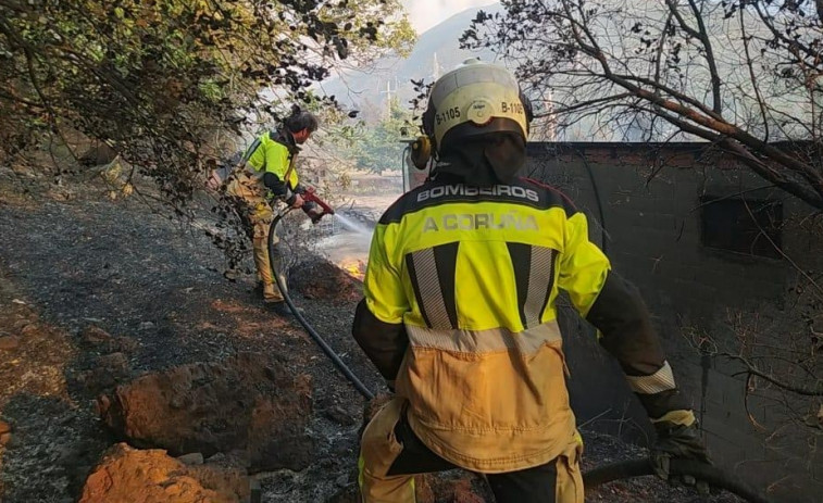 Los bomberos coruñeses se enfrentan al fuego en Valdeorras