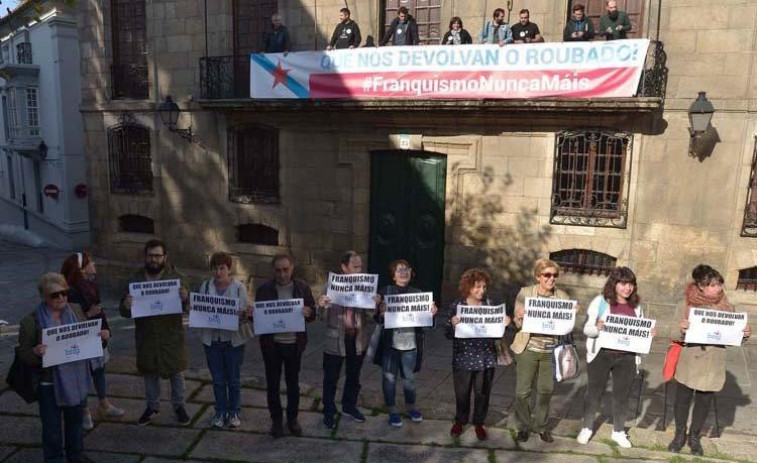 A Audiencia Provincial absolve aos activistas que subiron ao balcón da Casa Cornide en 2017