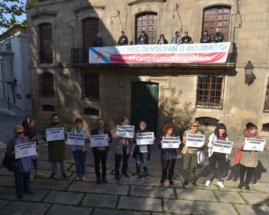 A Audiencia Provincial absolve aos activistas que subiron ao balcón da Casa Cornide en 2017