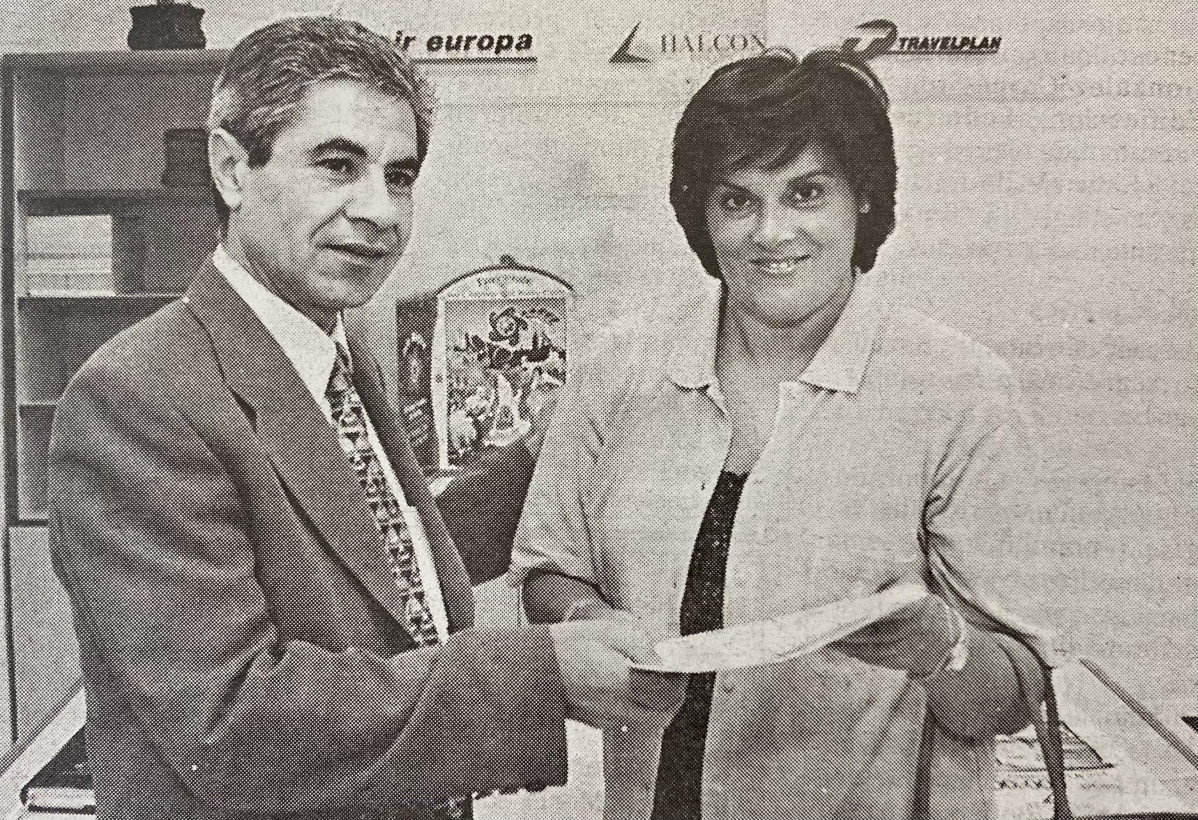 Maria Jose Roman recibe el premio de Viajes Halcon por encontrar a Curro en 1997