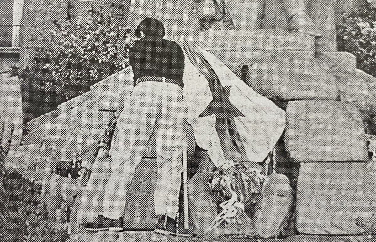 Ofrenda de Galiza Nova en el monumento a Curros en 1997