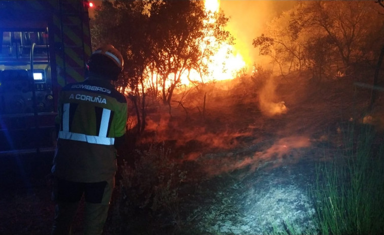 Los bomberos coruñeses vuelven de Valdeorras después de tres días de lucha contra el fuego