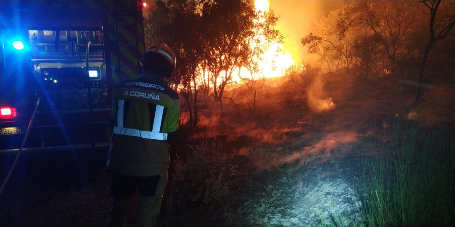 Los bomberos coruñeses vuelven de Valdeorras después de tres días de lucha contra el fuego