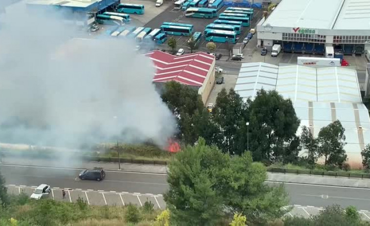 Extinguen un incendio forestal junto a las naves del polígono de Pocomaco