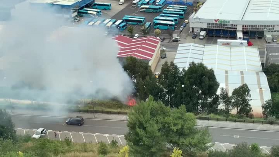 Extinguen un incendio forestal junto a las naves del polígono de Pocomaco