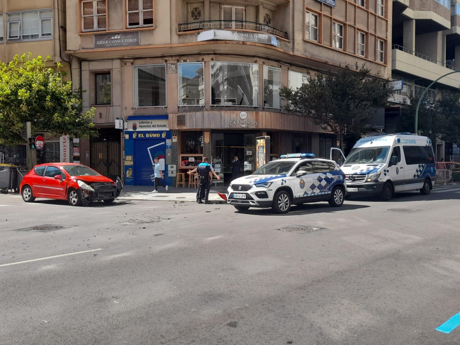 Un turismo choca con un autobús municipal en Juan Flórez