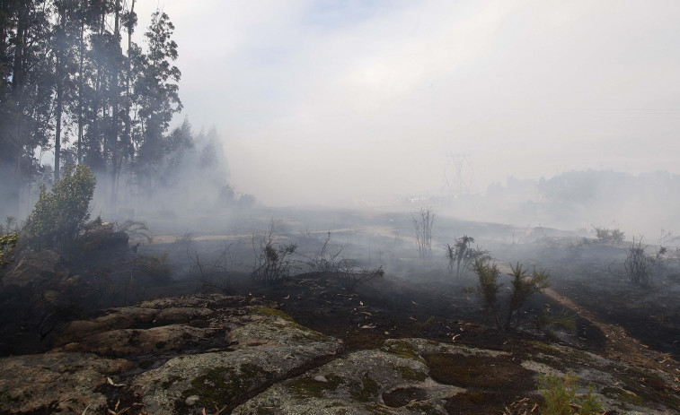Los vecinos de Novo Mesoiro  se hartan de ver arder el barrio