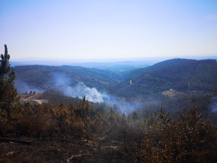 Galicia apaga otro fuego y mantiene solo dos en Ourense, con 6.700 hectáreas