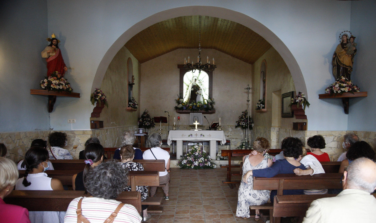 En el interior de la capilla se celebraron cuatro misas rezadas en honor a Santa Ana  Quintana