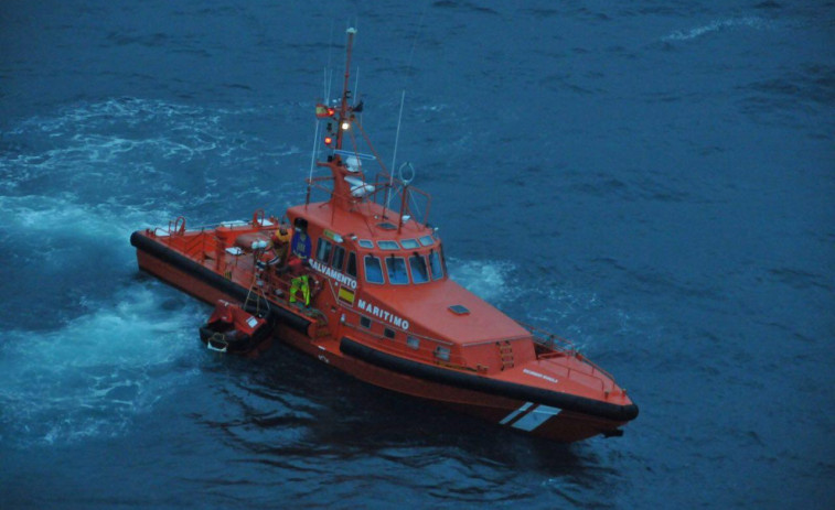 Rescatados en perfecto estado los tres tripulantes de un pesquero hundido a 5 millas de Punta Candieira