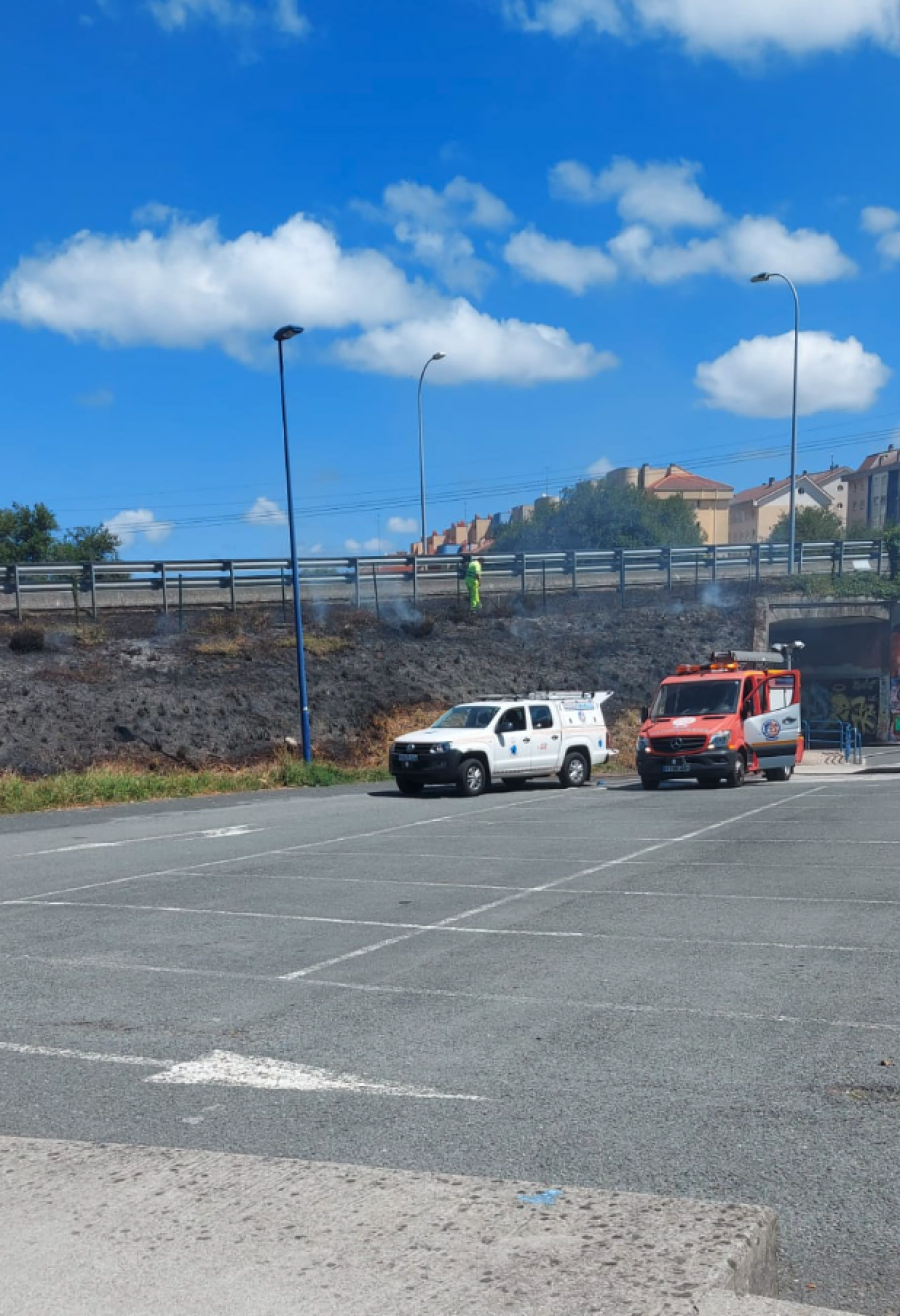 Operarios de una empresa de construcción sofocan un incendio en un talud de la AP-9