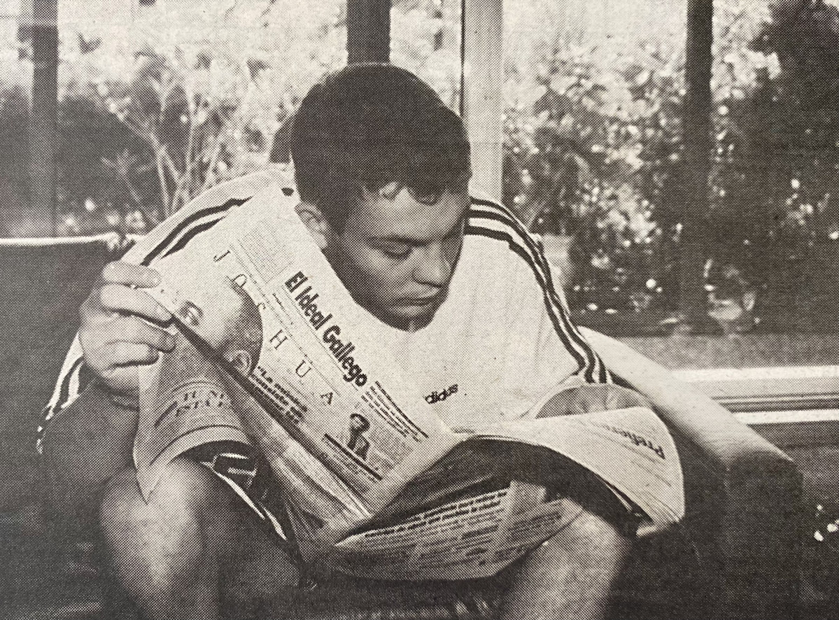David jugador del Depor 1997 leyendo El Ideal Gallego en Vilalba