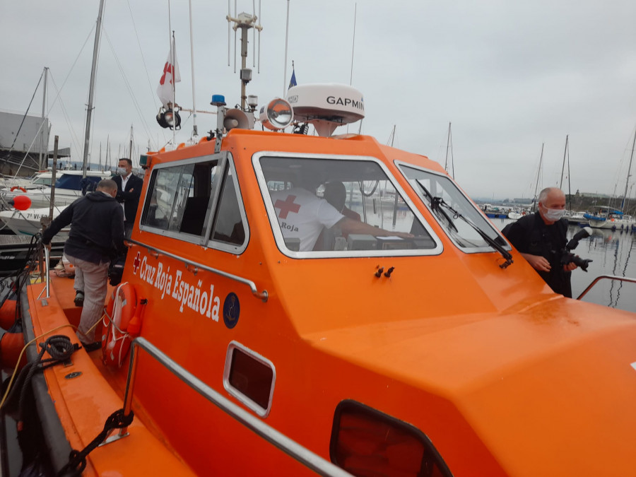 Cruz Roja remolca un velero francés atacado por dos orcas en las aguas coruñesas