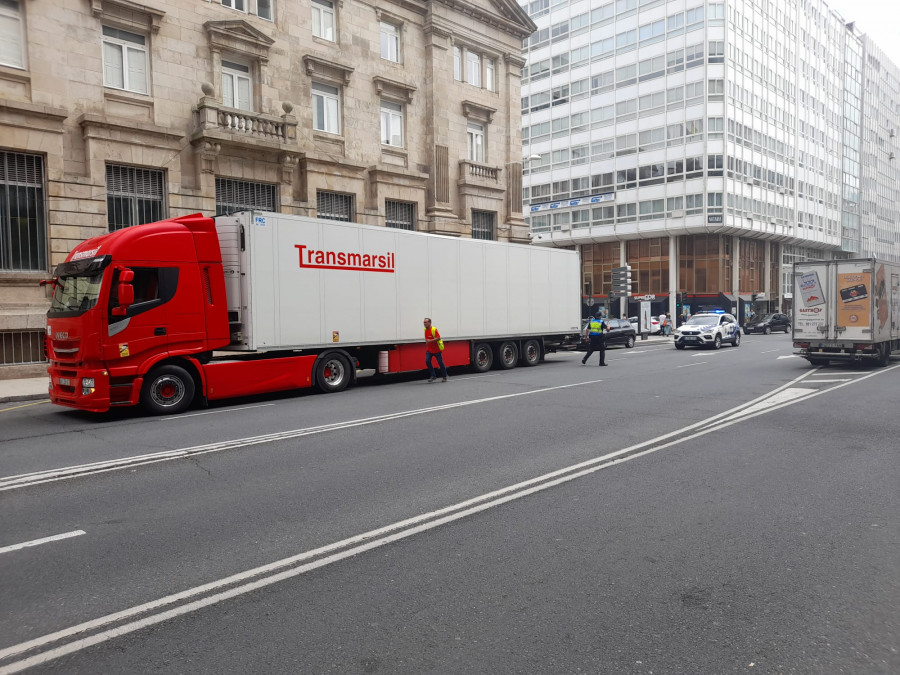 Un camionero portugués se queda atascado en el túnel de Juana de Vega