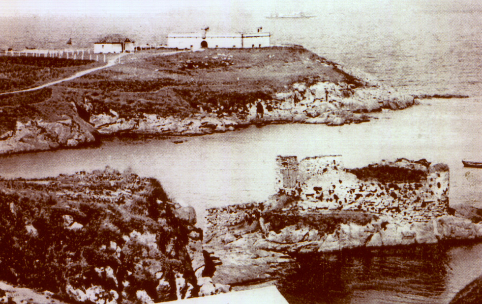 En primer término, restos de la Fortaleza da Pragueira, en 1930. Usado como facho
