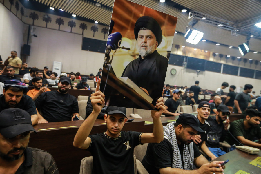 Seguidores de Al Sadr se preparan para una larga toma del Parlamento iraquí