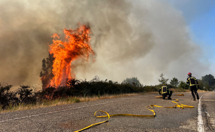 Interrumpido el tráfico ferroviario entre Santiago y Ourense por un incendio en Boborás