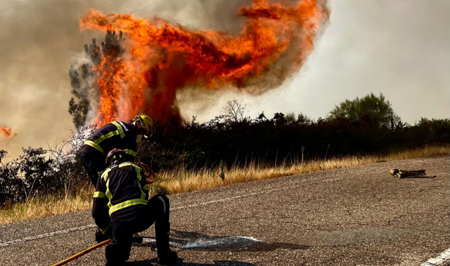 Reanudan el tráfico ferroviario entre Santiago y Ourense, interrumpido por un incendio en Boborás