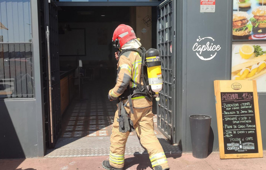 Cuatro heridos en un incendio en un establecimiento de hostelería en Parque Oleiros