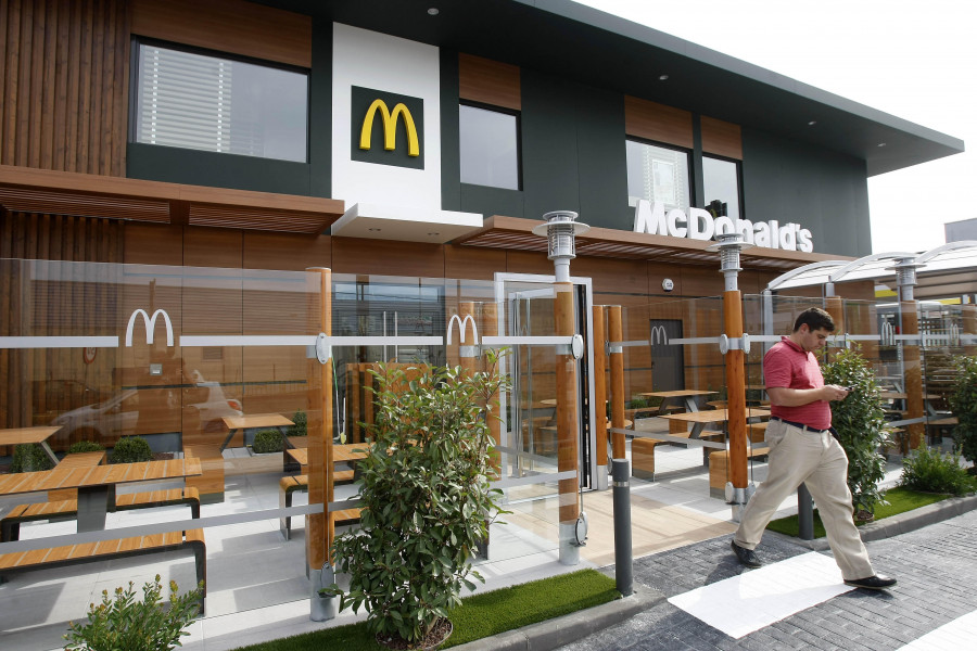 Los coruñeses podrán cargar el coche en el McDonald's