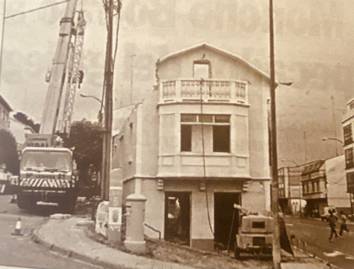 Derribo de una casa en la avenida del Pasaje en 1997