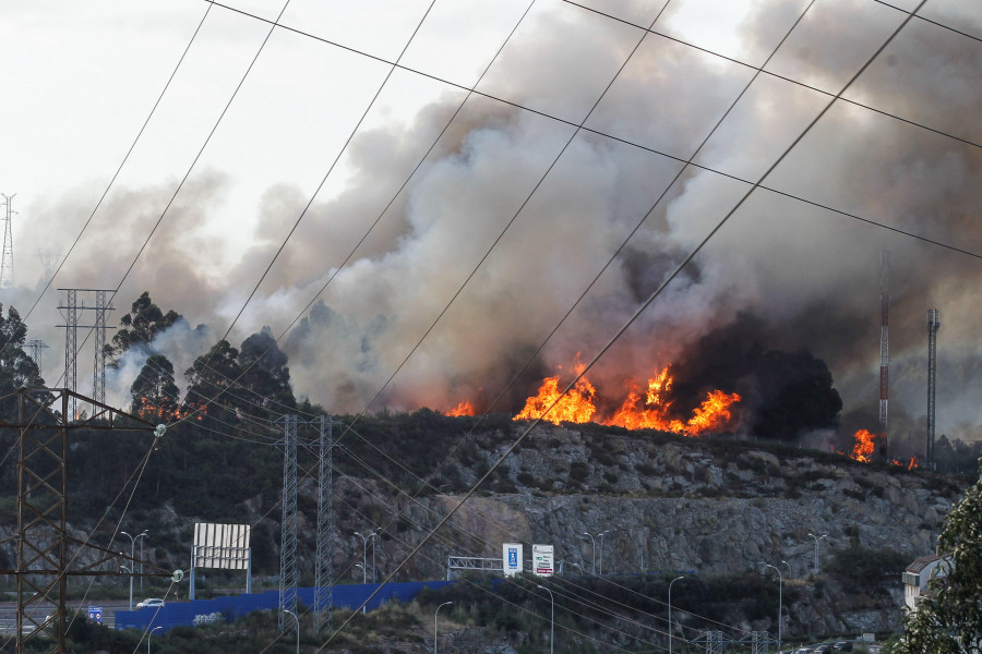 Los Bomberos logran extinguir el fuego de Castro de Elviña después de casi 24 horas de dura lucha