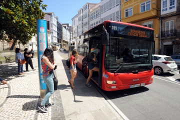 Viajeros subiendo al autobús en Panaderas