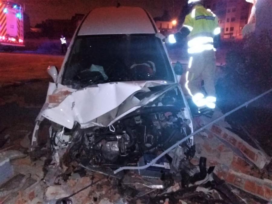Salen ilesas tras colisionar con su coche contra un muro en Oleiros