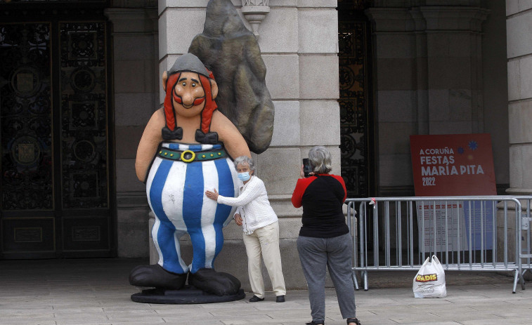 Las figuras de Viñetas desde o Atlántico llenan de color y alegría las calles de A Coruña