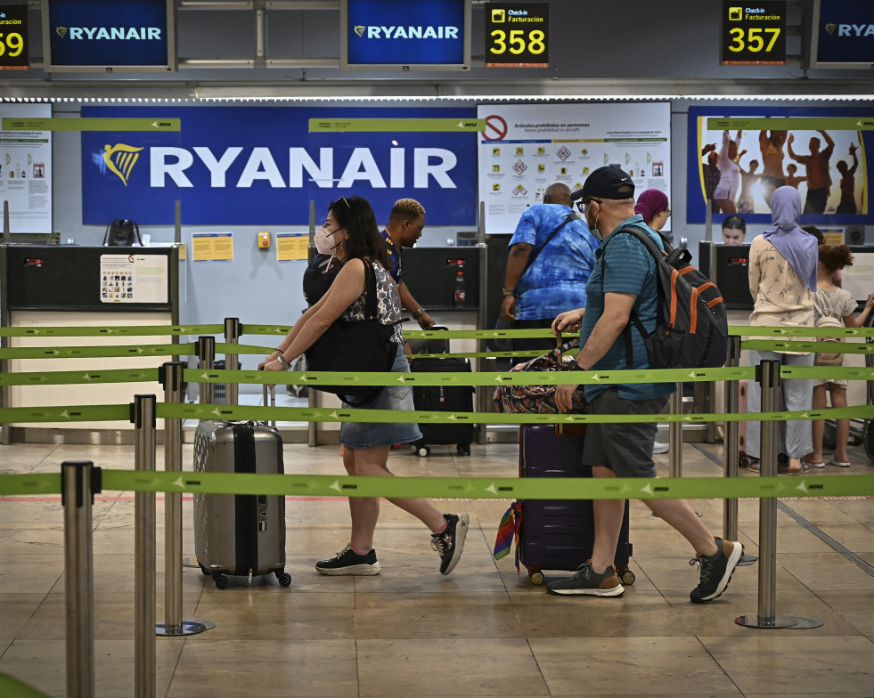 Pasajeros de Ryanair facturan sus maletas en Madrid