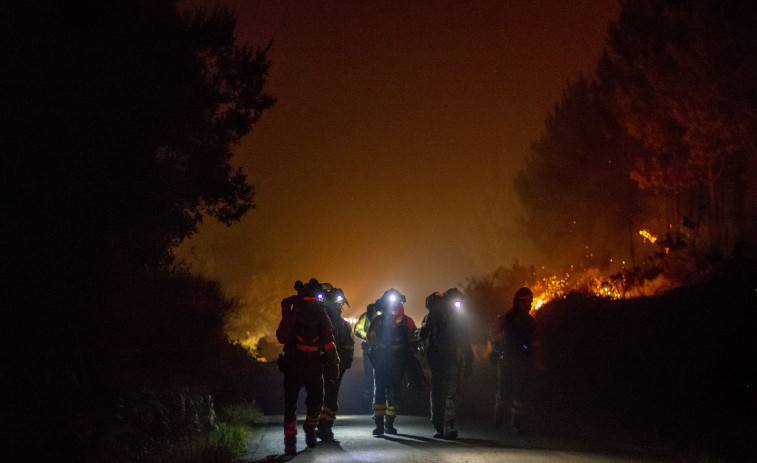 Desalojan a 700 personas en Ribeira por el incendio de Boiro, que afecta ya a 1.200 hectáreas