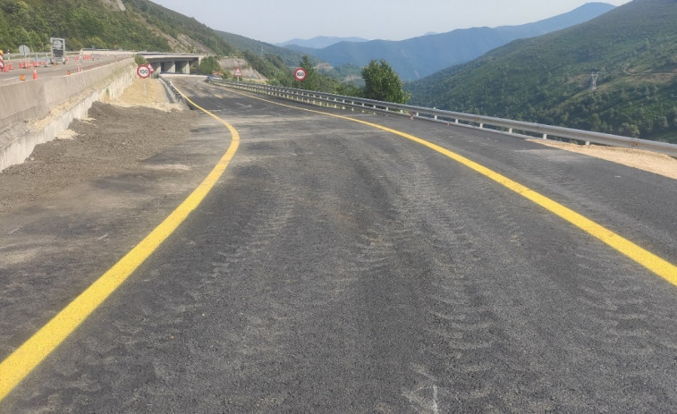 Cortes de carriles en la A-6 hacia A Coruña debido a las obras de rehabilitación del firme