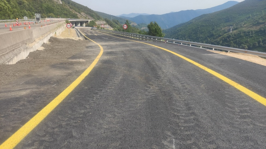 Cortes de carriles en la A-6 hacia A Coruña debido a las obras de rehabilitación del firme