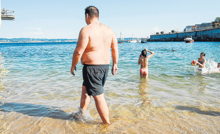 Los bañistas de San Amaro sufren  una oleada de ataques de escarapote