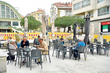 La plaza del Humor con el mercado de San Agustín al fondo, en una imagen reciente  javier alborés