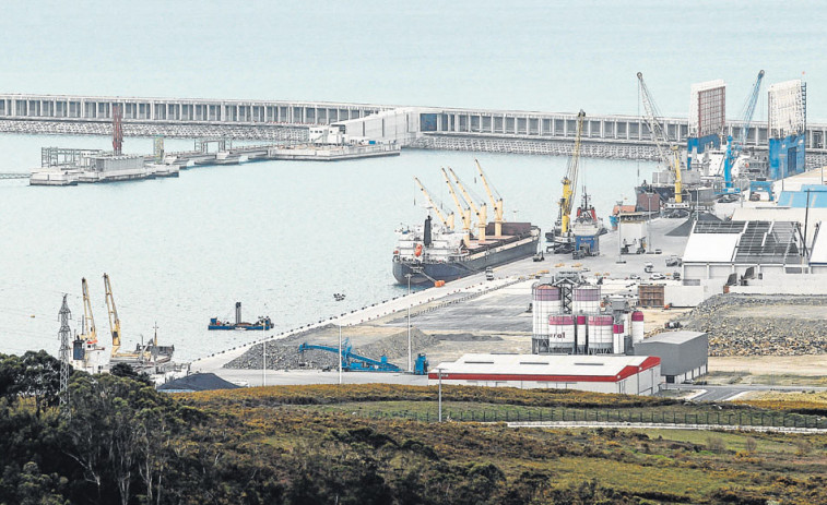 El Puerto de A Coruña logró en agosto su récord histórico mensual en graneles sólidos y actividad del puerto exterior