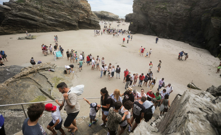 Ribadeo exige vigilar a los turistas que acumulan piedras en As Catedrais