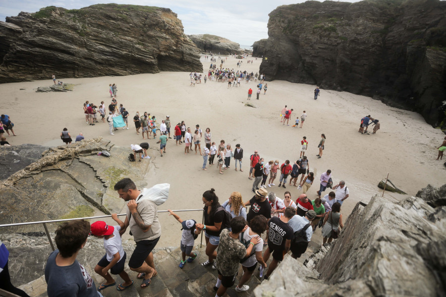 Ribadeo exige vigilar a los turistas que acumulan piedras en As Catedrais