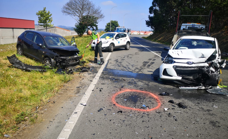 Tres personas resultan heridas de gravedad en un accidente en Bergondo