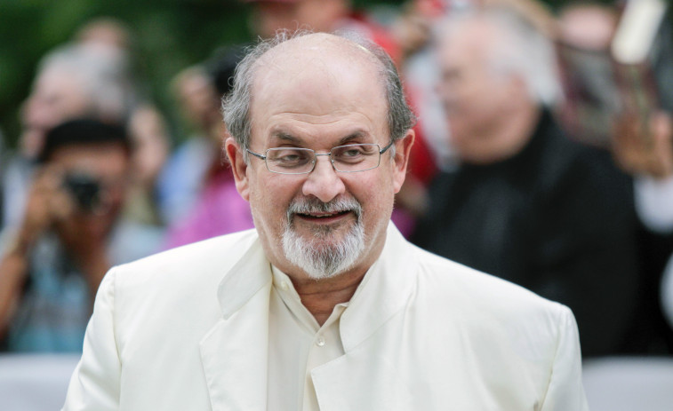 Rushdie sobrevive con respiración asistida tras ser apuñalado en Nueva York