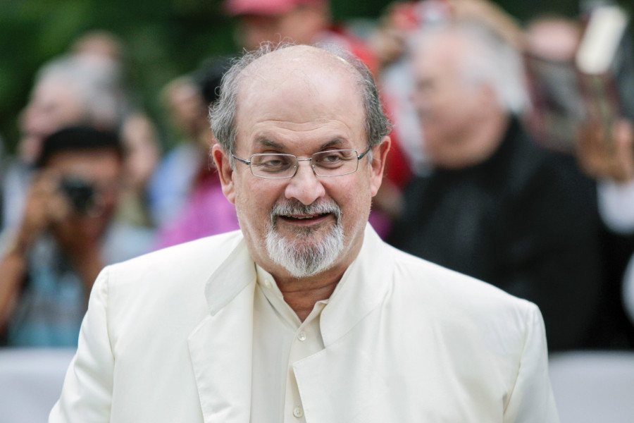 Rushdie sobrevive con respiración asistida tras ser apuñalado en Nueva York