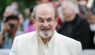 Rushdie sobrevive con respiración asistida tras ser apuñalado en Nueva York