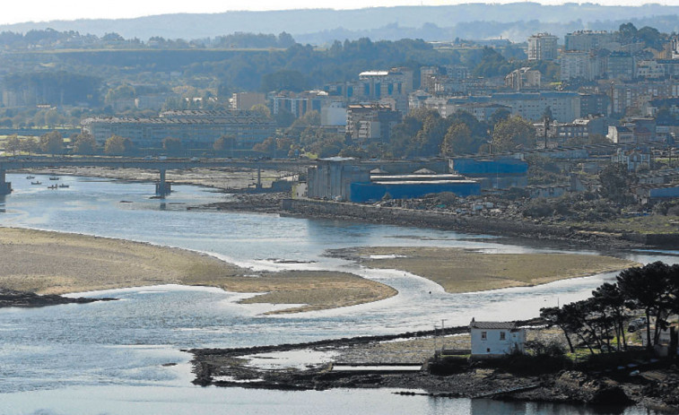 Crece la actividad de los furtivos tras cerrarse la ría de O Burgo por el dragado