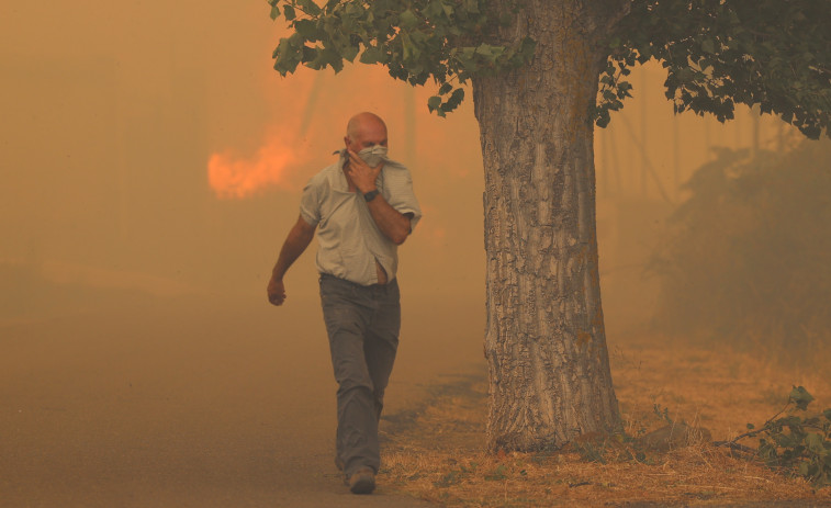 Los efectivos luchan contra el fuego en una situación 