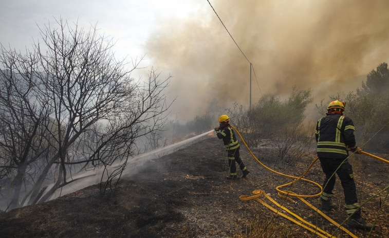 El viento y la orografía complican la extinción del incendio de Vall d'Ebo