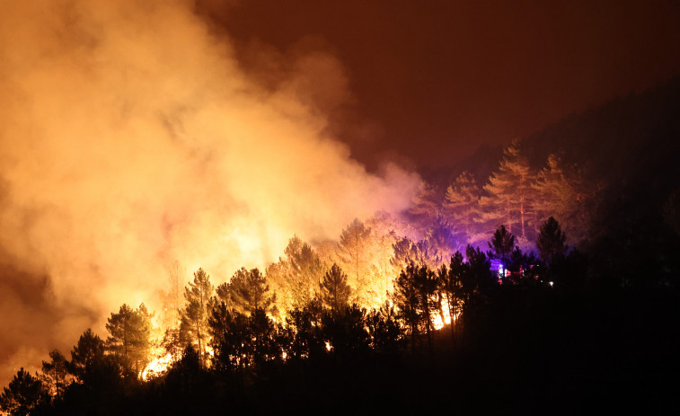 Nueve incendios sin extinguir queman cerca de 3.700 hectáreas en Galicia