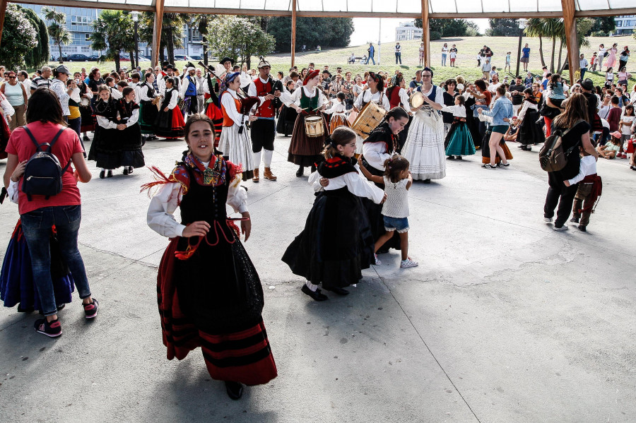 Las fiestas y verbenas de los barrios abren con una sesión vermú en A Gaiteira