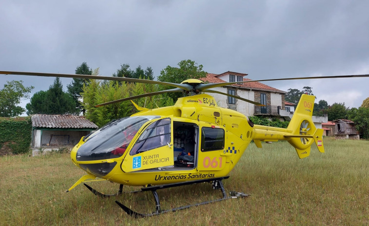 Evacuado en helicóptero un hombre tras caer del tejado de una casa en Ordes